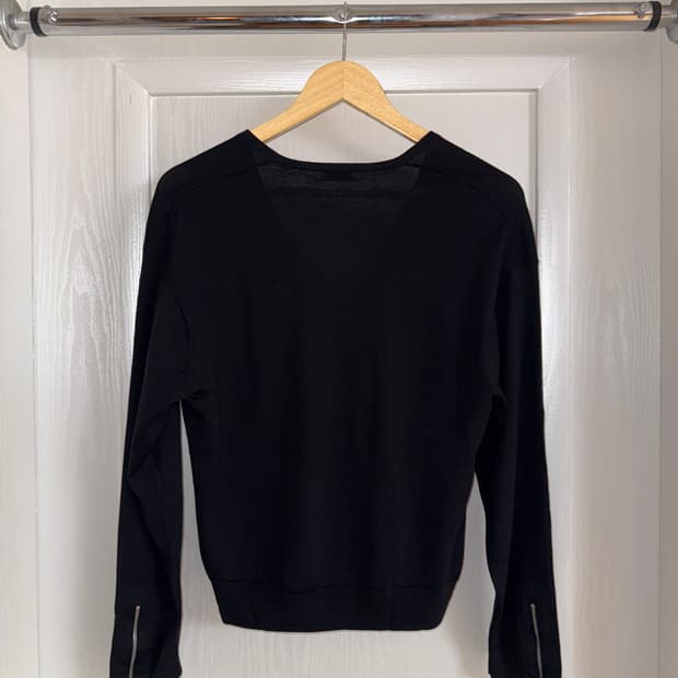 V-neck zipped sleeve knit