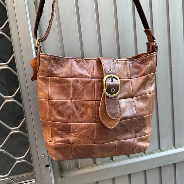 Vintage brown leather shoulder bag