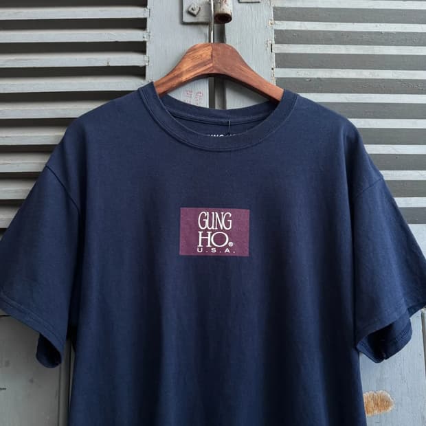 [L]GUNG HO 궁호 네이비 로고 티셔츠