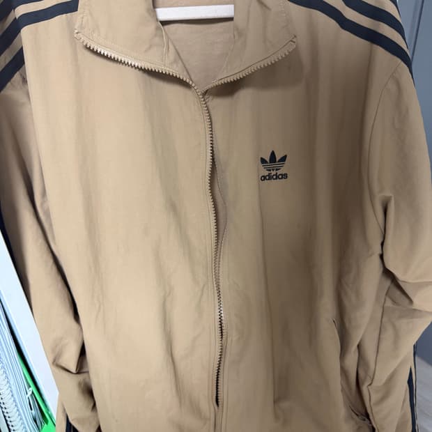 베이지 바람막이 아디다스