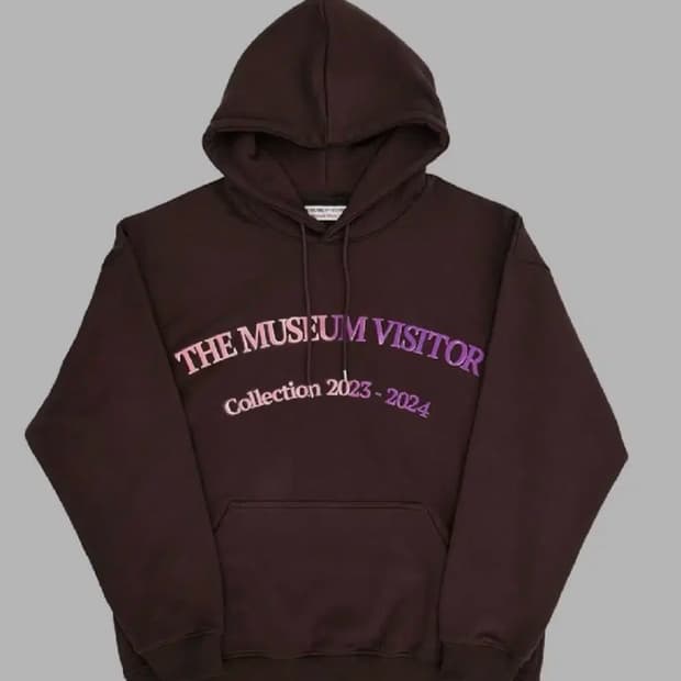(M)더뮤지엄비지터 후드티 브라운