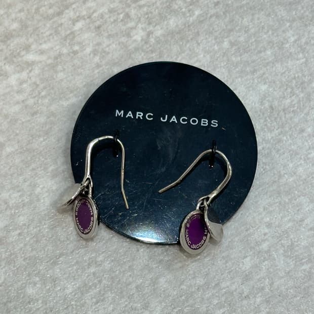 마크제이콥스 퍼플 로고 드롭 귀걸이