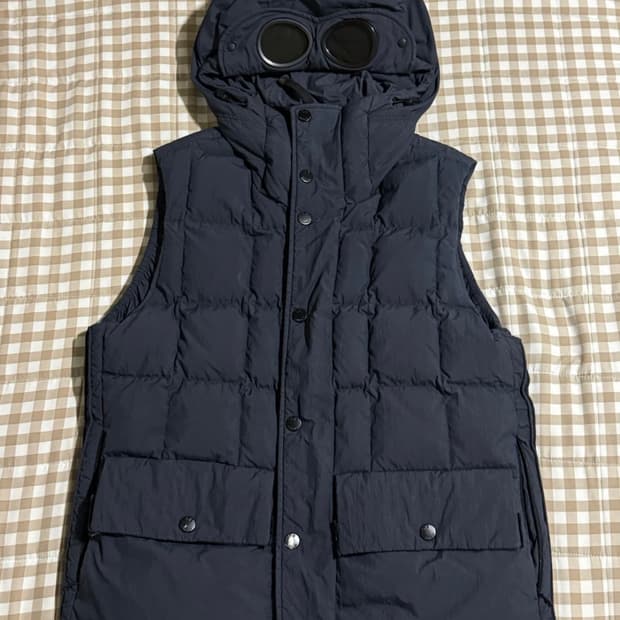 CP 컴퍼니 고글 다운 후드 베스트