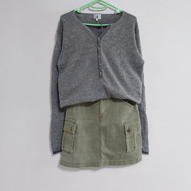 울100%헨리넥니트+포켓카고스커트 코디세트