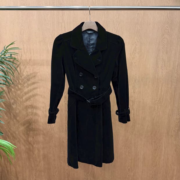 JPN 슬림핏 벨벳 롱 코트 더블 버튼 허리 벨트 숄더 셔링 디테일 블랙