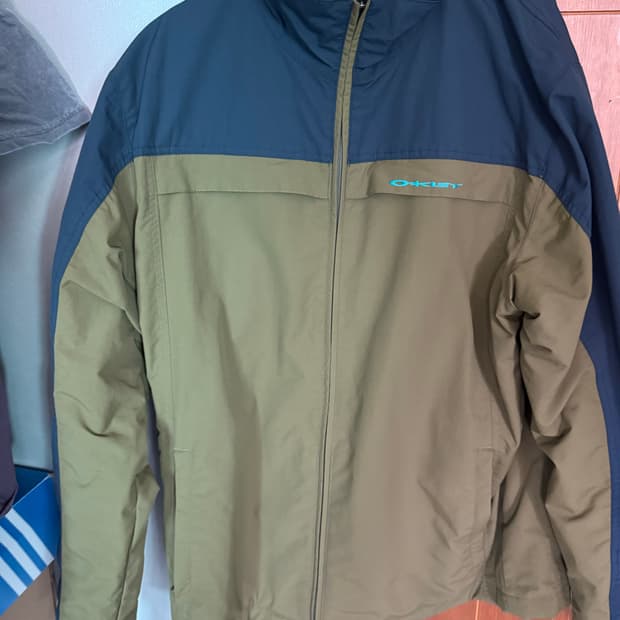 OOs Oakley thechnical windbreaker