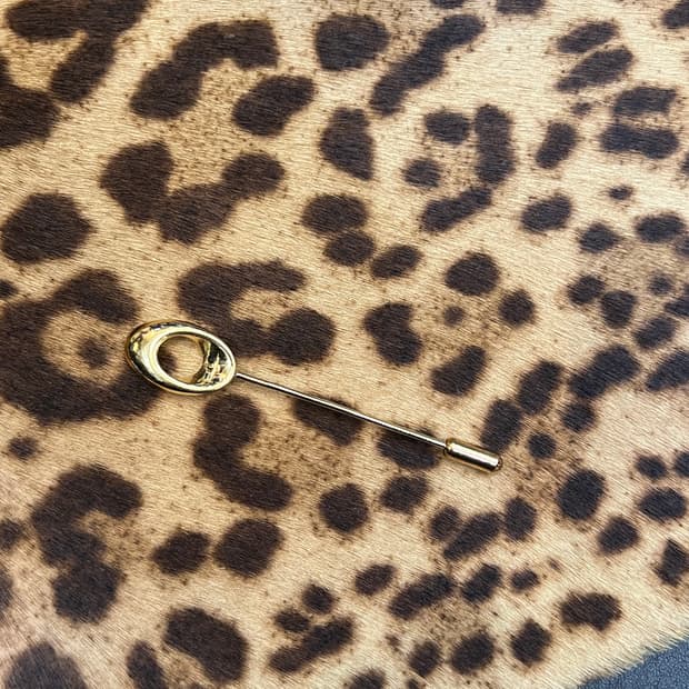 페라가모 스틱 핀 브로치