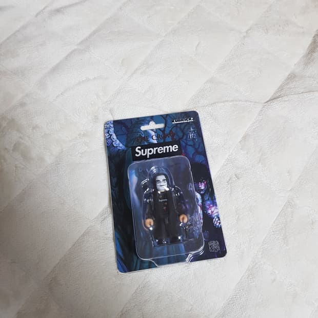 슈프림 X 더 크로우 큐브릭 100% 피규어 블랙 21FW