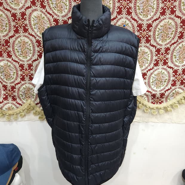 유니클로 오리털 경량 패딩 조끼
​
