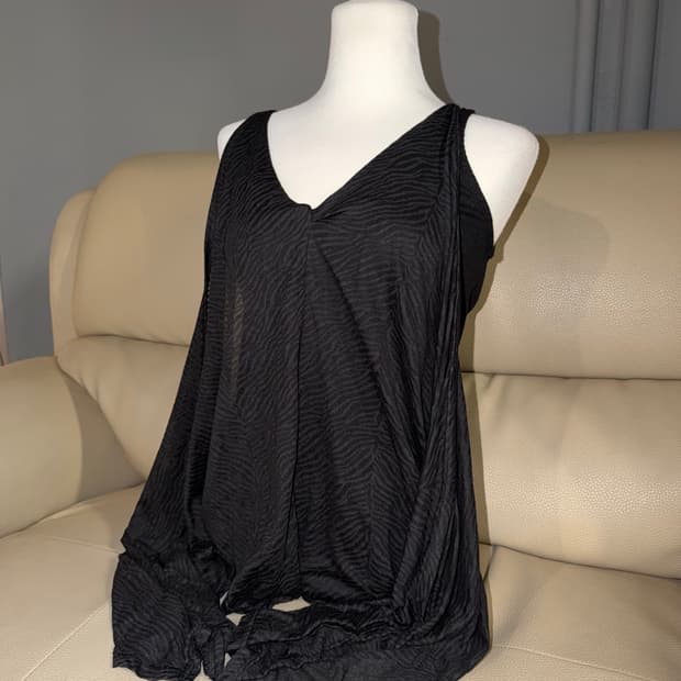 Asymmetric layer drape line sleeveless