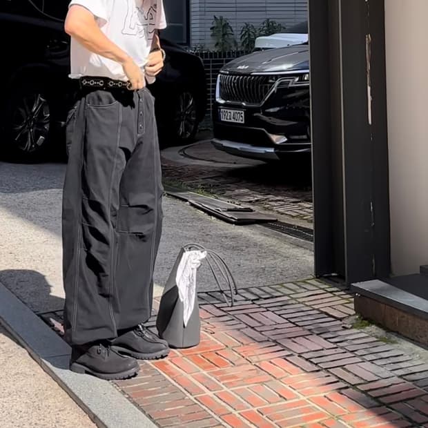 아캄 Knee Pin-tuck Studded Cotton Pants