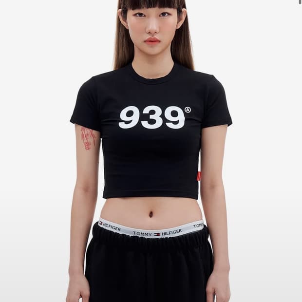 아카이브볼드 939로고 크롭 티 블랙