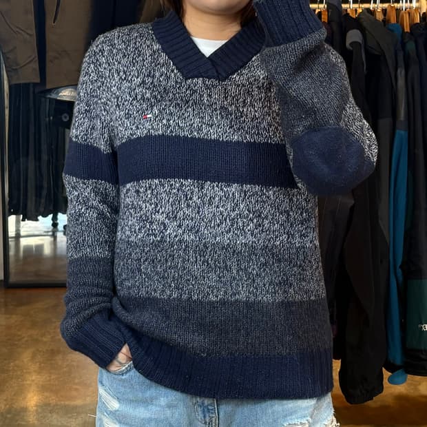 타미힐피거 브이넥 배색 보카시 니트