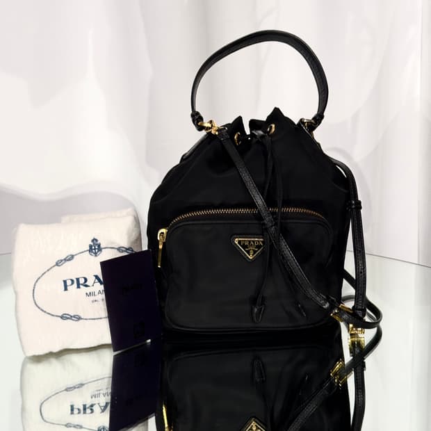 [정품] 프라다 삼각로고 리나일론 듀엣 버킷백 블랙 골드