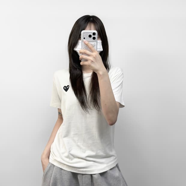 꼼데가르송 블랙 하트 와펜 반팔티 화이트