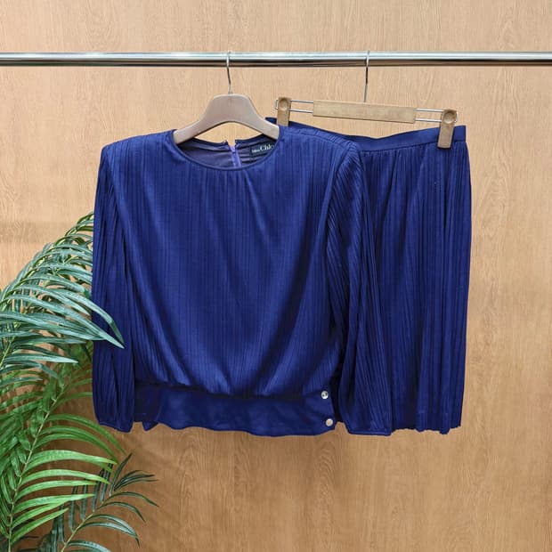 미스 끌로에 라운드넥 블라우스 A라인 미디 스커트 플리츠 디테일 딥 퍼플