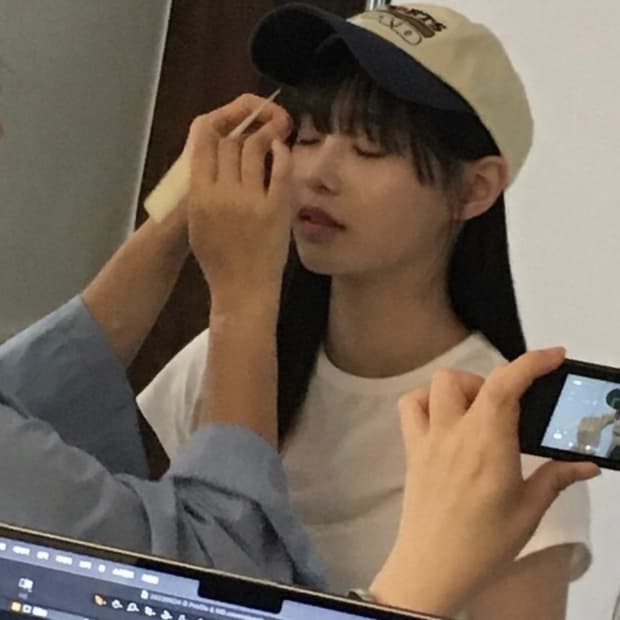 오아이오아이 볼캡 (츄 착용)