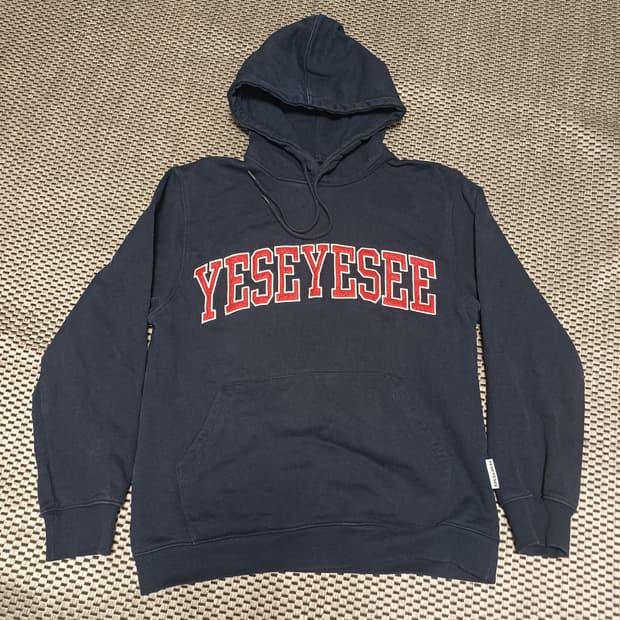 예스아이씨(YESEYESEE) 아치 로고 후드 네이비 - S