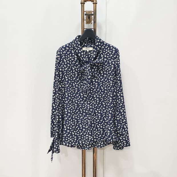 오즈세컨 네이비 플라워 프린트 타이 블라우스 55