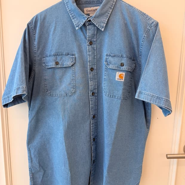 칼하트(Carhartt) 라이트 워시 블루 데님 반팔 워크 셔츠