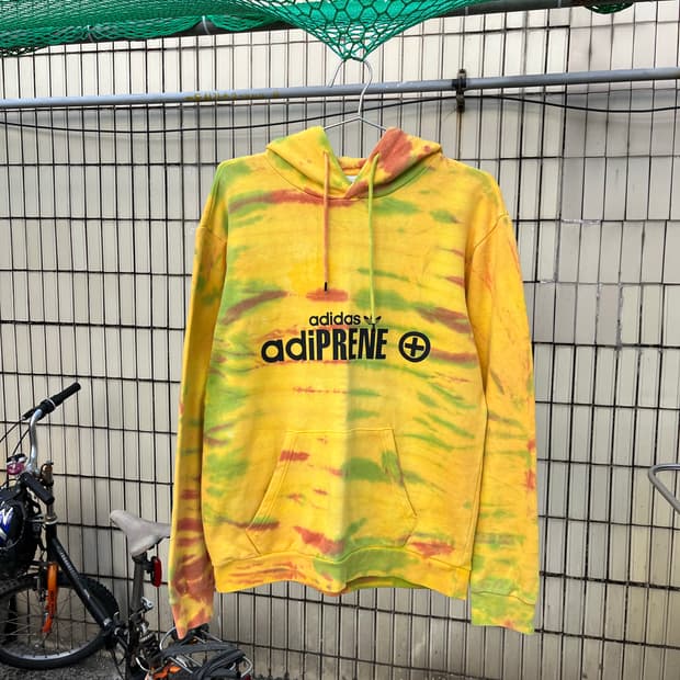 아디다스 레터링 타이다이 후드티셔츠