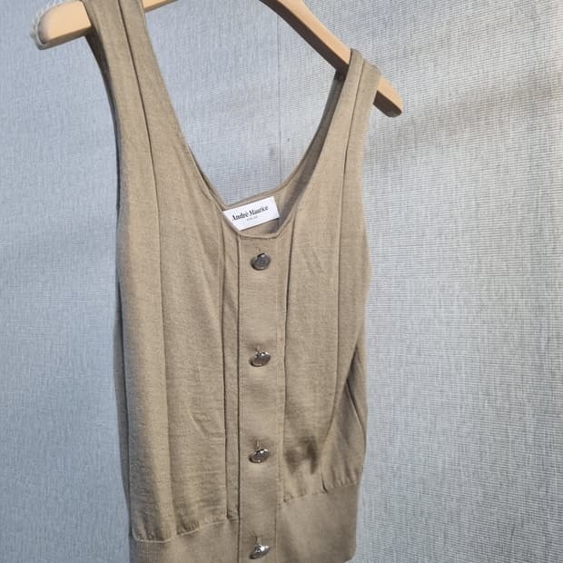 새제품 
이태리 명품 브랜드 안드레모리스
버튼 니트 민소매 브라운