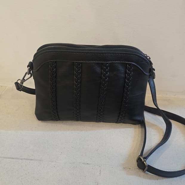 블랙가죽 꼬임 크로스백