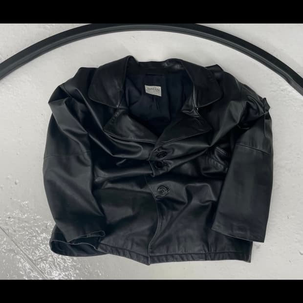 알마니 레더 펀칭 디테일 3버튼 블레이저 오버핏