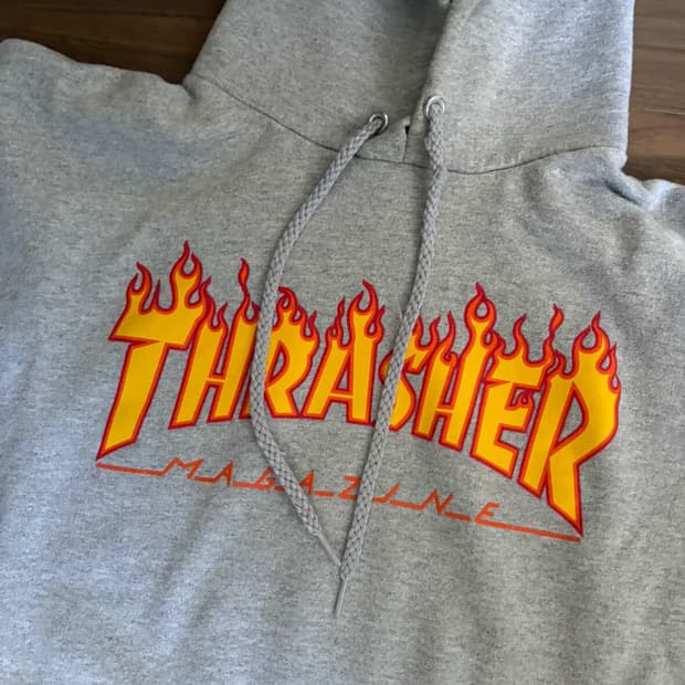 트래셔 플레임 로고 후드티 그레이