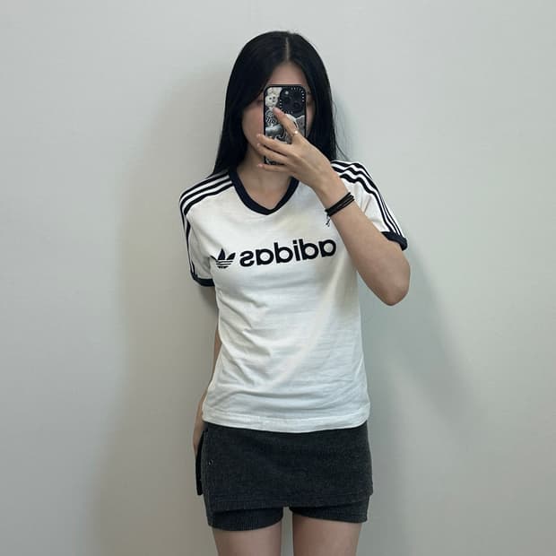 아디다스 패치로고 화이트 반팔 링거 티셔츠