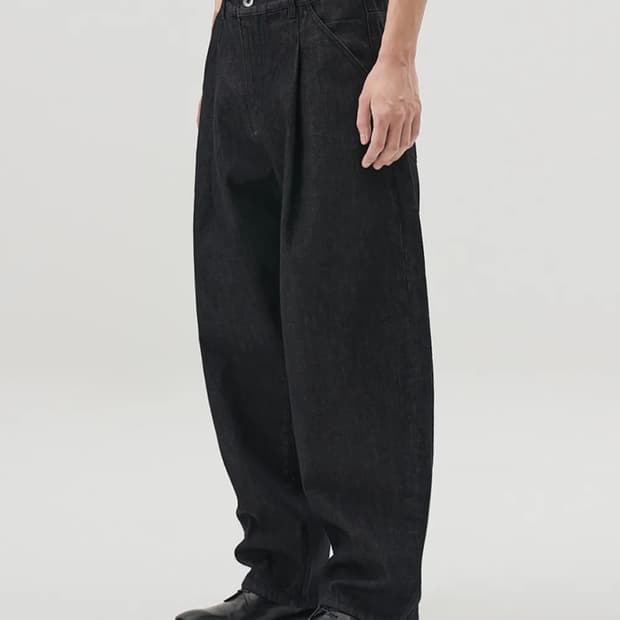 Errors Excepted 플리츠 테이퍼드 데님팬츠