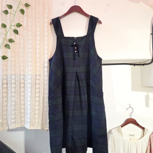 체크 민소매 원피스