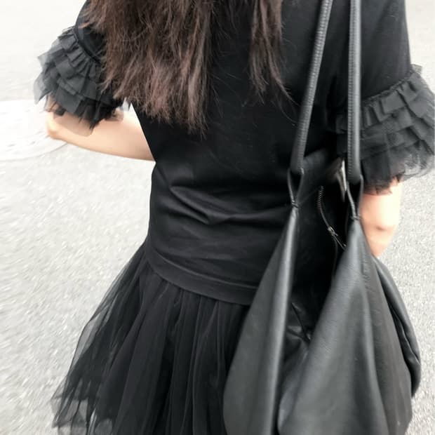 느와케이니노미야 튤 프릴 반팔 티셔츠 블랙