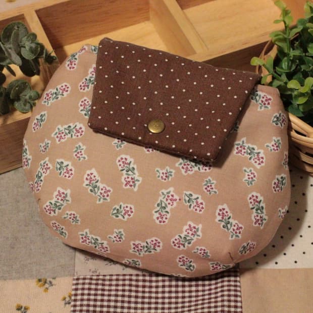 핸드메이드 베이지 다트 파우치
