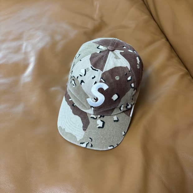 슈프림 S로고 6패널 볼캡 모자 워시드 데저트 카모