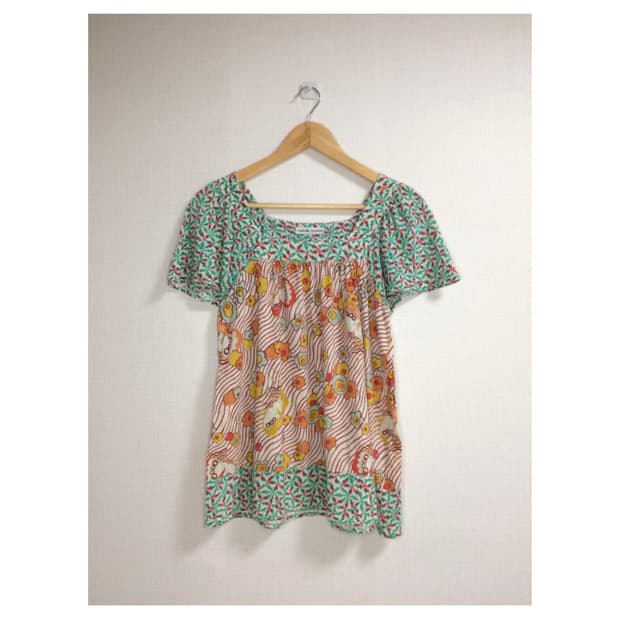 츠모리치사토 그린 핑크 플로럴 탑 