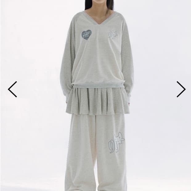 허그유어스킨 Patch v-neck raglan T - Ivory 새상품