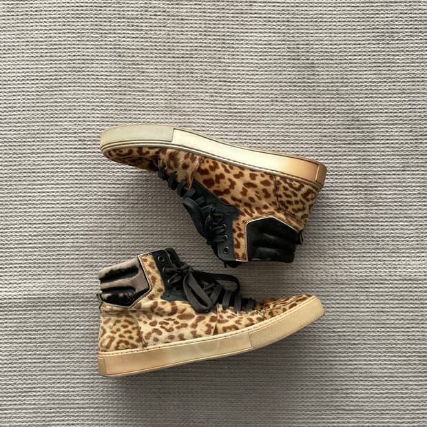 생로랑 레오파드 송치 스니커즈