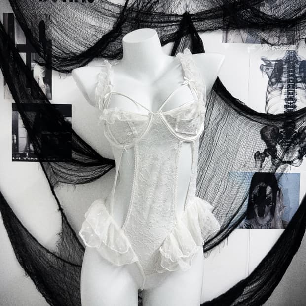 Lace ruffle white lingerie