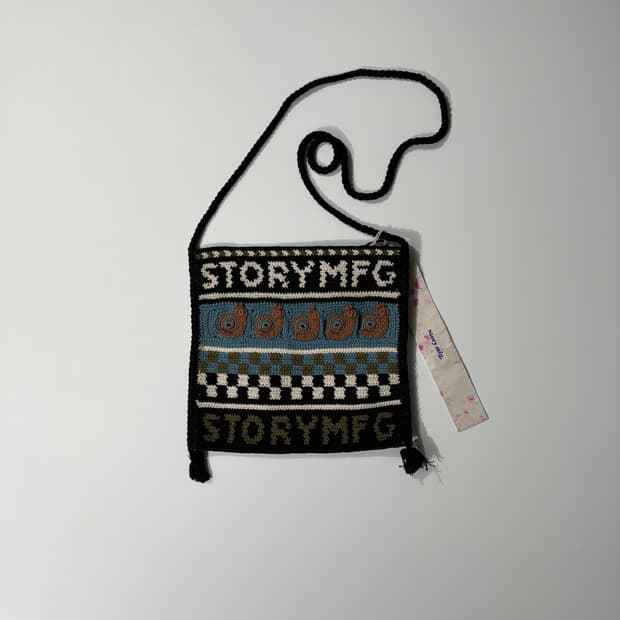 STORY MFG 스토리MFG 스태쉬 백 브라운 스네일 핸드 크로셰