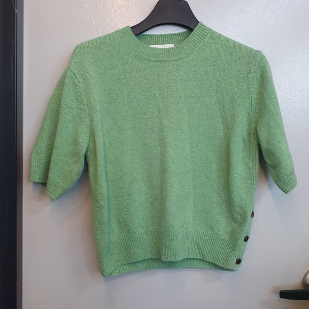 그로브 반팔 니트 그린색상입니다. 옆에 단추 디테일이 있어서 더 귀여워요