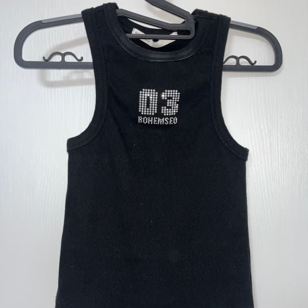 보헤미안서울 라인스톤 크롭 슬리브리스 탱크탑