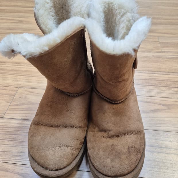 UGG 어그 부츠 브라운 색상 250mm입니다. 
따뜻한 겨울을 책임져줄