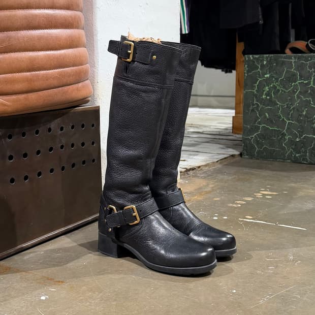 프라다 블랙 비텔로 다이노 금장 레터링 로고 롱부츠