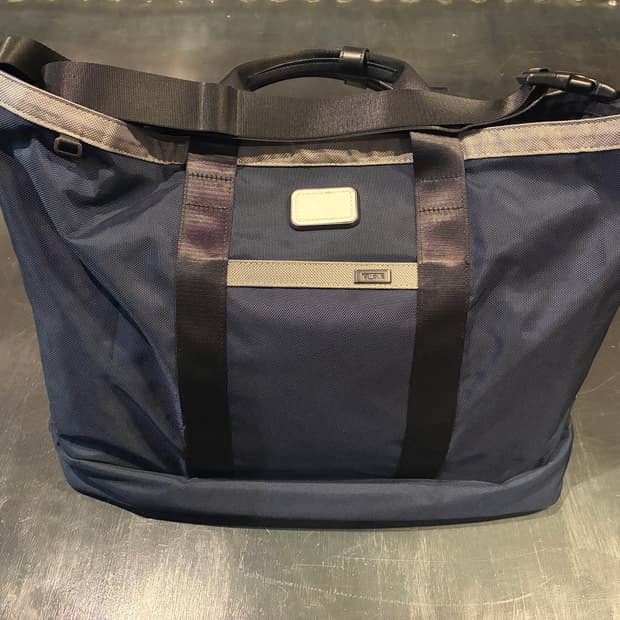 투미 알파 캐리올 토트백 네이비