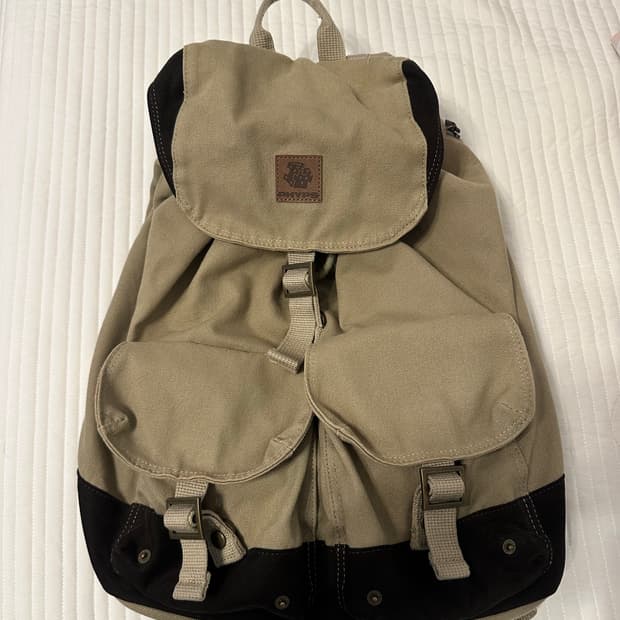 핍스 버클 백팩 카키베이지 피지컬 에듀케이션 디파트먼트