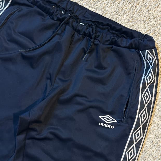 엄브로 UMBRO 올드스쿨 사이드테이프 기능성 트랙팬츠 네이비