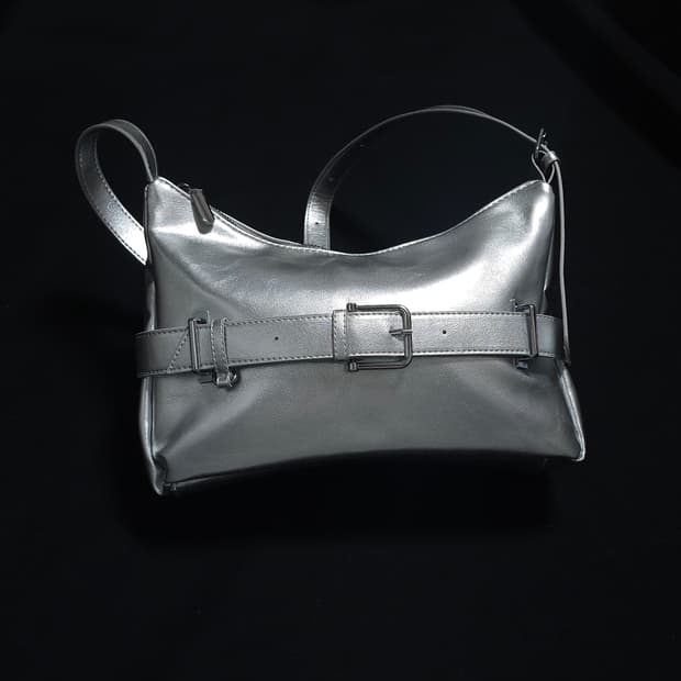 메탈릭 실버 벨트 백