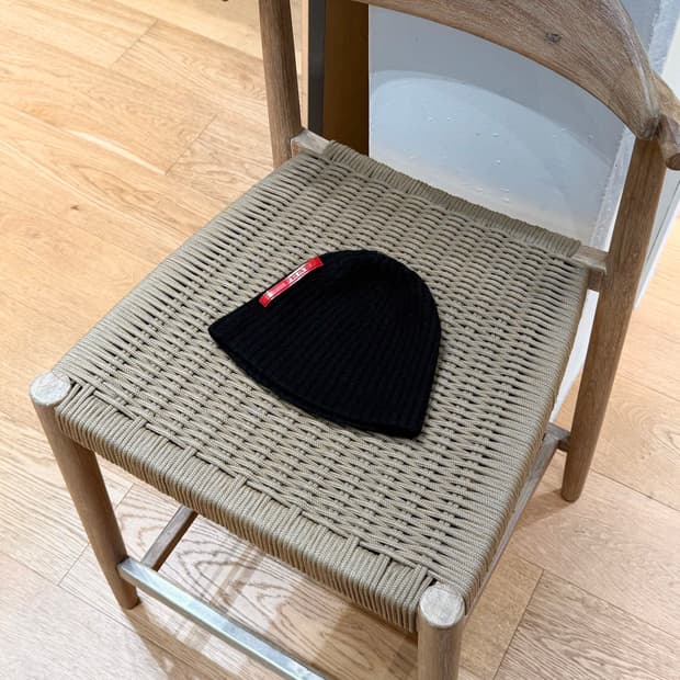 프라다 블랙 레드탭 울 비니 