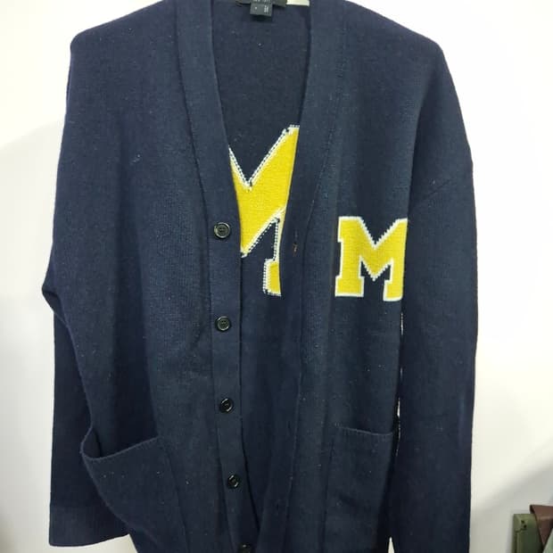 질스튜어트 네이비 M 로고 가디건 S
